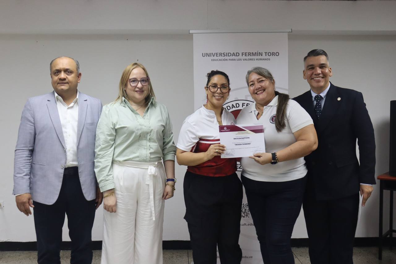 Estudiantes en el nuevo laboratorio