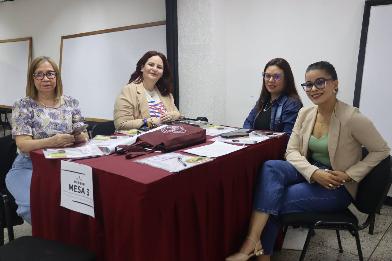 Estudiantes en el nuevo laboratorio