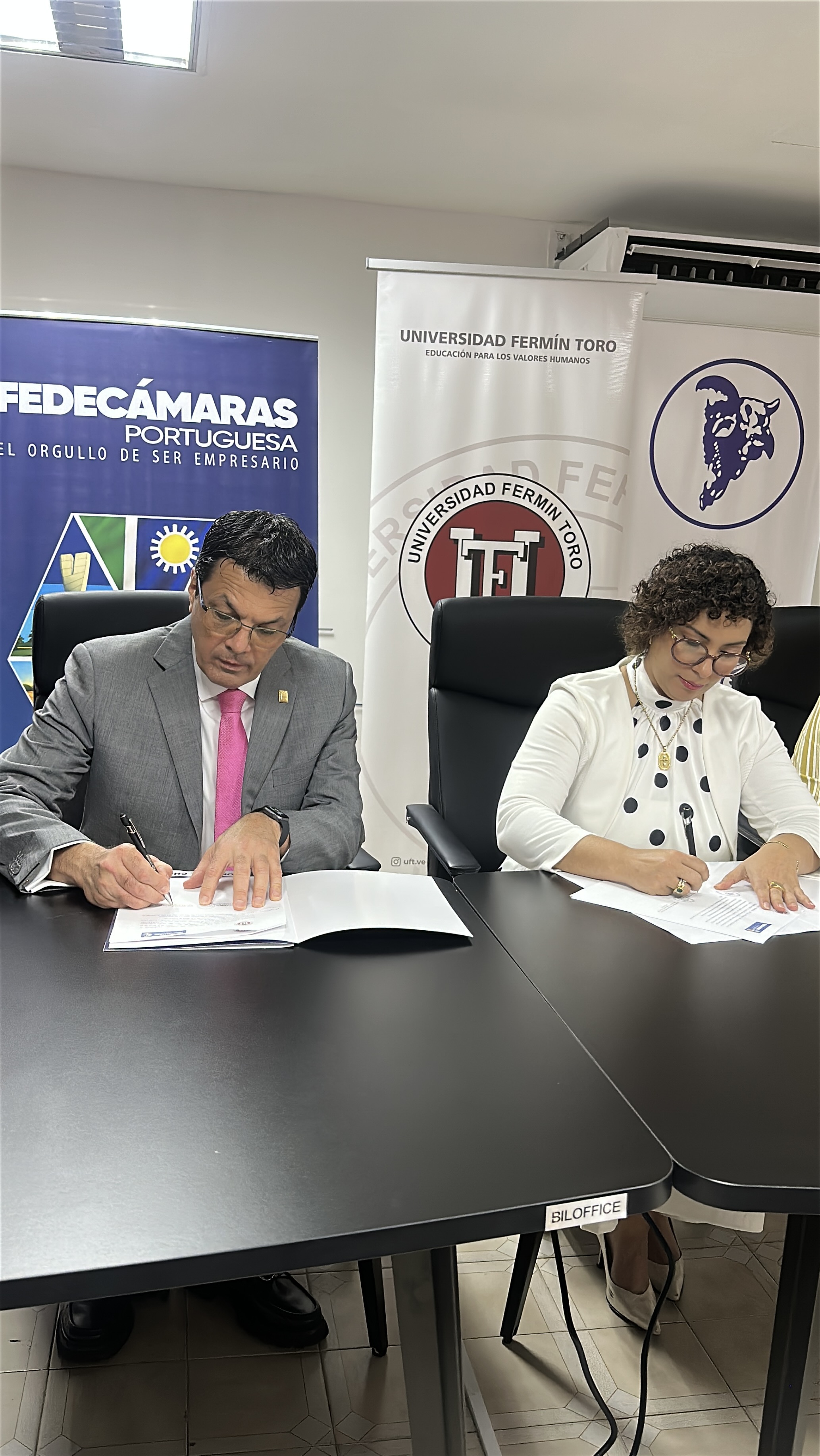 Firma del acuerdo institucional
